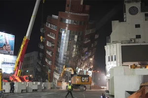 Công nhân làm việc tại hiện trường tòa nhà bị sập ở Hoa Liên, Đài Loan, Trung Quốc, tối 3/4/2024. (Ảnh: Reuters)