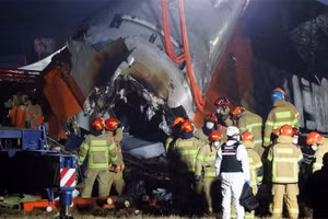 Mảnh vỡ của máy bay gặp nạn tại sân bay quốc tế Muan, Hàn Quốc, ngày 29/12/2024. (Ảnh: Reuters)