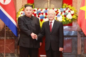 Tổng Bí thư, Chủ tịch nước Nguyễn Phú Trọng chào mừng Chủ tịch Đảng Lao động Triều Tiên, Chủ tịch Quốc vụ nước Cộng hòa Dân chủ Nhân dân Triều Tiên Kim Châng Ưn và Đoàn đại biểu cấp cao Triều Tiên thăm hữu nghị chính thức Việt Nam, ngày 1/3/2019. (Ảnh: TTXVN)