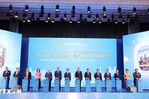 Chủ tịch nước Tô Lâm và các đại biểu thực hiện nghi thức khai trương đường bay Hà Nội-Phnom Penh. (Ảnh: TTXVN) 