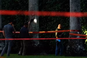 Lực lượng chức năng làm việc tại sân golf Trump International Golf Club, bang Florida, ngày 15/9/2024. (Ảnh: Reuters)