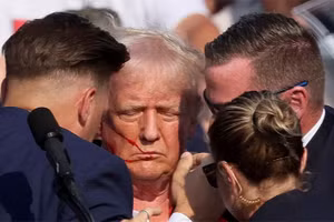 Cựu Tổng thống Donald Trump bị thương ở tai sau vụ nổ súng tại bang Pennsylvania, ngày 13/7/2024. (Ảnh: Reuters)