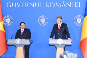 Thủ tướng Phạm Minh Chính và Thủ tướng Romania Ion-Marcel Ciolacu tại cuộc gặp gỡ, trao đổi thông tin với báo chí. 