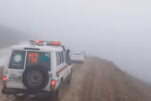 Xe của lực lượng cứu nạn di chuyển trong điều kiện thời tiết xấu tại tỉnh Đông Azerbaijan, Iran, ngày 19/5/2024. (Ảnh: Hiệp hội Trăng lưỡi liềm đỏ Iran)