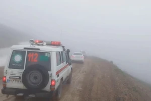 Xe của lực lượng cứu nạn di chuyển trong điều kiện thời tiết xấu tại tỉnh Đông Azerbaijan, Iran, ngày 19/5/2024. (Ảnh: Hiệp hội Trăng lưỡi liềm đỏ Iran)