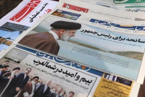 Tin tức về Tổng thống Iran Ebrahim Raisi được đăng trên trang nhất của nhiều tờ báo. (Ảnh: WANA/REUTERS)