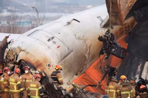 Máy bay của hãng Jeju Air lao khỏi đường băng, đâm vào hàng rào rồi bốc cháy dữ dội tại sân bay quốc tế Muan. (Ảnh: Reuters)