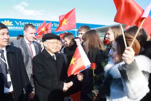 Thị trưởng thành phố Sochi Anatoliy Pakhomov và một số quan chức thành phố cùng Chủ tịch Hội Người Việt và đại diện cộng đồng người Việt Nam đón Tổng Bí thư Nguyễn Phú Trọng tại sân bay Adler, thành phố Sochi, Liên bang Nga. (Ảnh: TTXVN) 