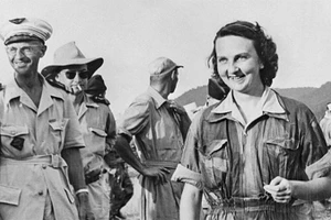 Hình ảnh tư liệu của bà Geneviève de Galard thời điểm trở về từ Điện Biên Phủ. (Ảnh: TTXVN)