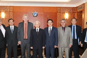 Tổng Bí thư Nguyễn Phú Trọng và Bí thư toàn quốc Đảng Cộng sản Pháp Pierre Laurent (thứ 3 từ trái sang) cùng các đại biểu chụp ảnh chung, tại Paris, ngày 27/3/2018. (Ảnh: TTXVN)