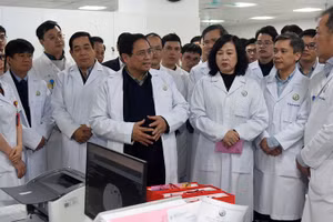 Vượt mọi khó khăn, nỗ lực bảo đảm công tác khám chữa bệnh phục vụ nhân dân dịp Tết