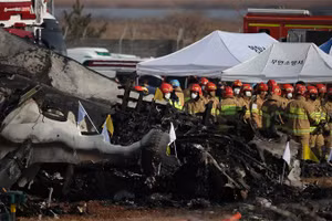 Lực lượng cứu nạn làm việc tại hiện trường. (Ảnh: Reuters)