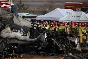 Lực lượng cứu nạn làm việc tại hiện trường. (Ảnh: Reuters)