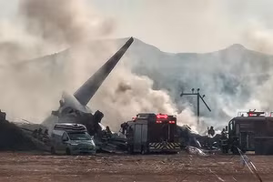 Các nỗ lực cứu hộ, cứu nạn vẫn đang được khẩn trương triển khai tại hiện trường vụ tai nạn. (Ảnh: Reuters)