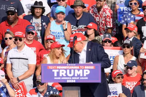 Phản ứng của cựu Tổng thống Mỹ Donald Trump và những người tham gia sự kiện vận động tranh cử của ông khi tiếng súng xuất hiện. (Ảnh: Reuters)