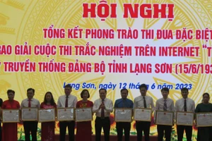 Chủ tịch Ủy ban nhân dân tỉnh Lạng Sơn trao tặng bằng khen cho các tập thể và cá nhân có thành tích xuất sắc trong phong trào thi đua đặc biệt.