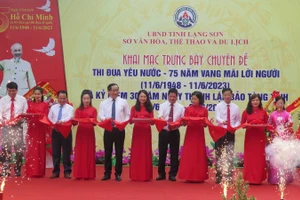 Các đại biểu tham gia cắt băng trưng bày chuyên đề: "Thi đua yêu nước - 75 năm vang mãi lời Người".
