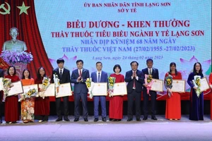 Đại diện lãnh đạo Ủy ban nhân dân tỉnh Lạng Sơn trao tặng các danh hiệu, bằng khen cho các thầy thuốc tiêu biểu.
