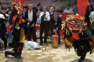 Múa sư tử được công nhận là Di sản văn hóa phi vật thể quốc gia được các nghệ nhân tham gia trình diễn tại lễ hội Háng Pò.