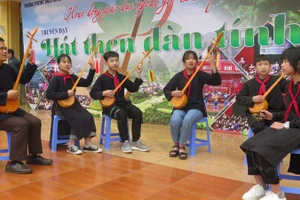Thầy giáo Phùng Văn Thời, Phó Hiệu trưởng Trường dân tộc nội trú Trung học cơ sở huyện Văn Quan (Lạng Sơn), người ngoài cùng bên trái, đang hướng dẫn các em học sinh sử dụng đàn tính trong hoạt động giáo dục ngoài giờ lên lớp.