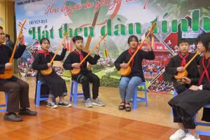 Thầy giáo Phùng Văn Thời, Phó Hiệu trưởng Trường dân tộc nội trú Trung học cơ sở huyện Văn Quan (Lạng Sơn), người ngoài cùng bên trái, đang hướng dẫn các em học sinh sử dụng đàn tính trong hoạt động giáo dục ngoài giờ lên lớp.