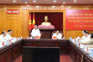 Đồng chí Trần Cẩm Tú, Ủy viên Bộ Chính trị, Bí thư Trung Ương Đảng, Chủ nhiệm Ủy ban Kiểm tra Trung ương dự và phát biểu tại buổi làm việc với Ban Thường vụ Tỉnh ủy Lạng Sơn. 