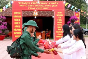 Các em học sinh tặng hoa cho tân binh