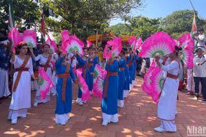 Người Chăm múa nghệ thuật trong Tết Katê.