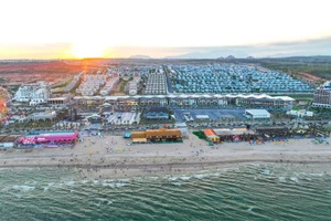 Bãi tắm khu NovaWorld Phan Thiết đông nghẹt du khách đến vào dịp lễ 30/4