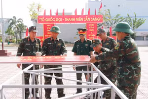 Bộ đội làm cổng chuẩn bị cho hội trại tòng quân.