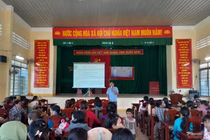 Bảo hiểm xã hội huyện Bắc Bình tuyên truyền cho người dân tộc thiểu số.