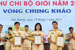 Ban tổ chức Hội thi trao giải thưởng cho các bí thư chi bộ có phần thi xuất sắc.