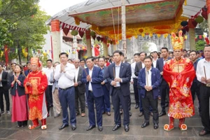 Các đại biểu dâng hương Đức Thánh Trần tại lễ Cáo yết.