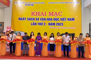 Cắt băng khai mạc Ngày Sách và Văn hóa đọc Việt Nam.