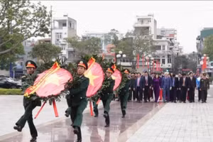 Đoàn cán bộ tỉnh Hải Dương dâng hoa tưởng niệm các Anh hùng liệt sĩ.