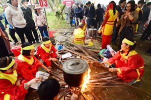 Các nghệ nhân luộc bánh chưng tại Hội thi bánh chưng, bánh giầy.