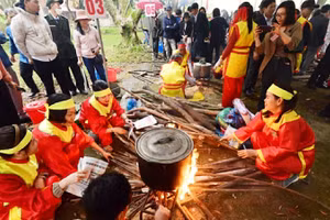 Các nghệ nhân luộc bánh chưng tại Hội thi bánh chưng, bánh giầy.