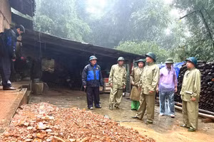 Lãnh đạo huyện Đồng Văn chỉ đạo công tác di dời các hộ dân ra khỏi vùng nguy cơ sạt lở.