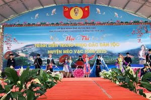 Hội thi trình diễn trang phục dân tộc là một trong những hoạt động trong khuôn khổ Lễ hội chợ Phong lưu Khâu Vai.