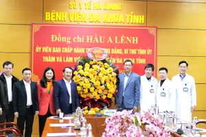 Bí thư Tỉnh ủy Hà Giang Hầu A Lềnh đã trao lẵng hoa của Thủ tướng Chính phủ tặng ngành y tế tỉnh Hà Giang.