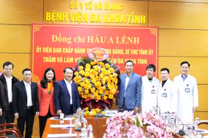 Bí thư Tỉnh ủy Hà Giang Hầu A Lềnh đã trao lẵng hoa của Thủ tướng Chính phủ tặng ngành y tế tỉnh Hà Giang.