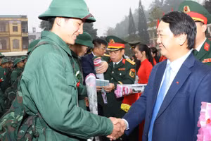 Bí thư Tỉnh ủy Hà Giang Hầu A Lềnh động viên các thành niên huyện Bắc Quang lên đường nhập ngũ.