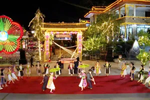 Lễ hội khèn H'Mông khai mạc vào tối 24/4 tại thị trấn Đồng Văn, huyện Đồng Văn (Hà Giang).