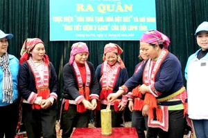 Hội viên phụ nữ huyện Hoàng Su Phì đóng góp tiền tiết kiệm vào "Ống tiết kiệm 3 sạch".