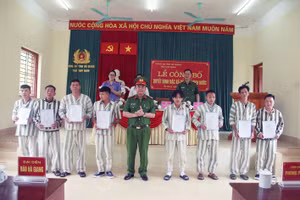 Lãnh đạo Công an tỉnh Hà Giang trao quyết định đặc xá của Chủ tịch nước cho các phạm nhân.