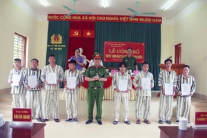 Lãnh đạo Công an tỉnh Hà Giang trao quyết định đặc xá của Chủ tịch nước cho các phạm nhân.