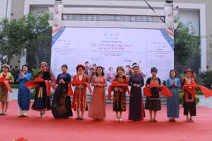Cắt băng khai trương trưng bày, giới thiệu trang phục các dân tộc và cuốn sách “Du khảo: Rực rỡ trang phục phụ nữ các dân tộc Việt Nam".