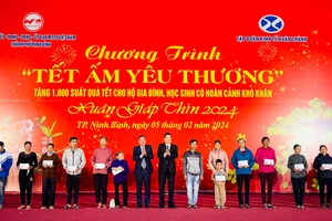 Lãnh đạo thành phố Ninh Bình cùng lãnh đạo Tập đoàn kinh tế Xuân Thành trao tặng các phần quà đến các hộ gia đình, học sinh có hoàn cảnh khó khăn trên địa bàn. (Ảnh: Yến Trinh)