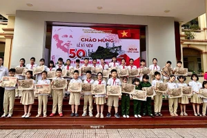 Học sinh Trường Tiểu học Trần Nhân Tông (thành phố Nam Định, tỉnh Nam Định) với ấn phẩm phụ san đặc biệt kỷ niệm 50 năm Ngày Giải phóng miền nam, thống nhất đất nước (30/4/1975-30/4/2025).