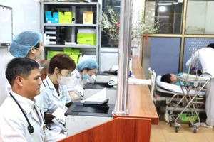 Bệnh viện Đa khoa tỉnh Nam Định thực hiện khám, chữa bệnh cho bệnh nhân.